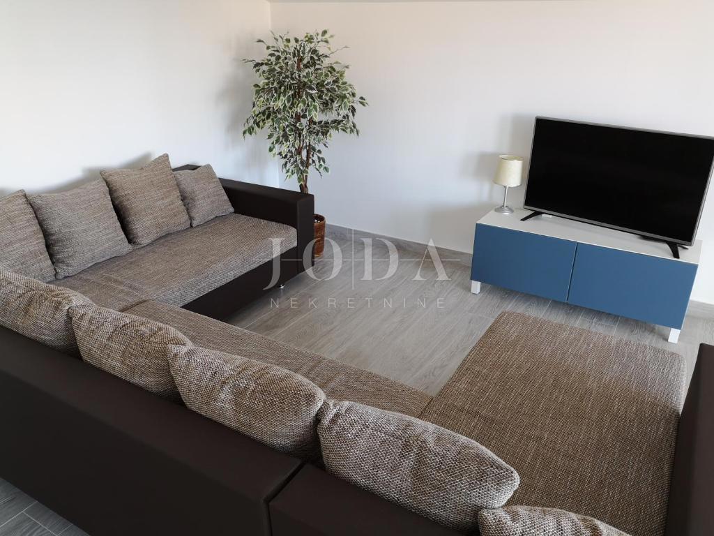 Dramalj, na novo prenovljena hiša s petimi apartmaji in bazenom