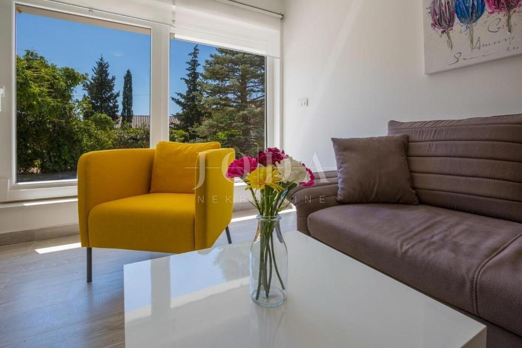 Dramalj, na novo prenovljena hiša s petimi apartmaji in bazenom