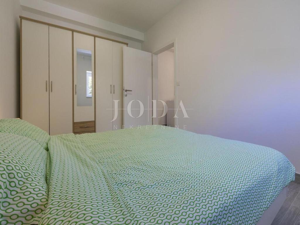 Dramalj, na novo prenovljena hiša s petimi apartmaji in bazenom