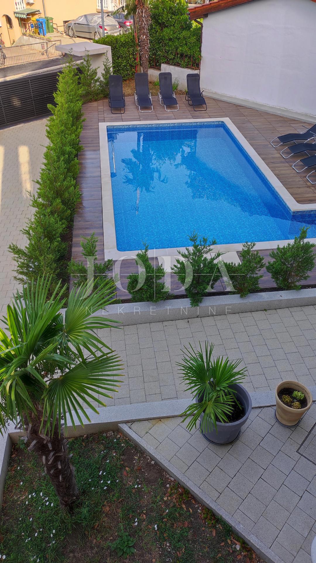 Dramalj, na novo prenovljena hiša s petimi apartmaji in bazenom