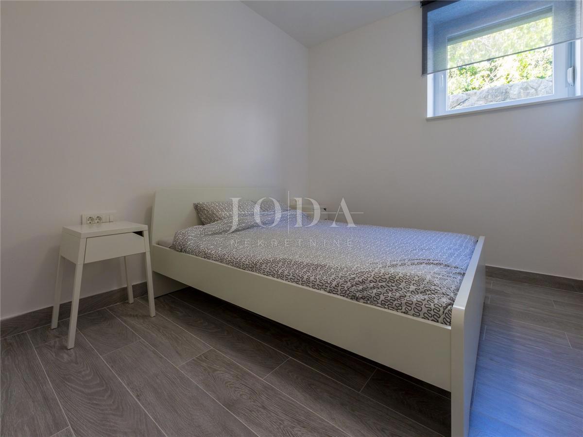 Dramalj, na novo prenovljena hiša s petimi apartmaji in bazenom