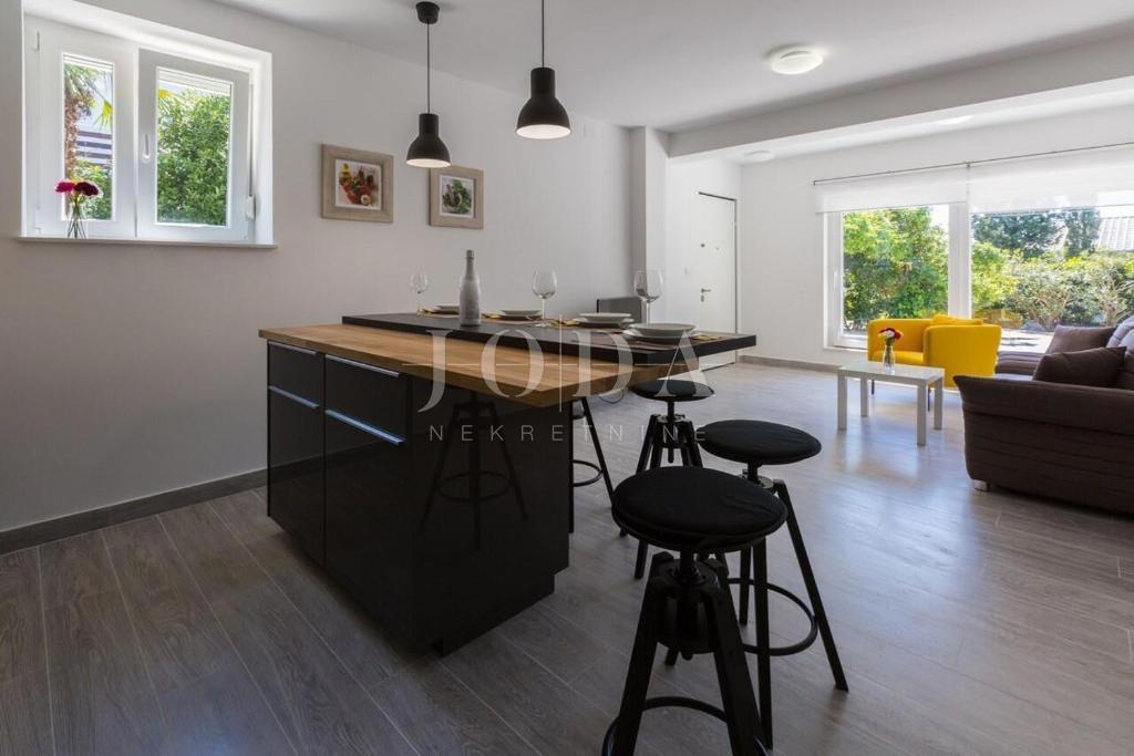 Dramalj, na novo prenovljena hiša s petimi apartmaji in bazenom