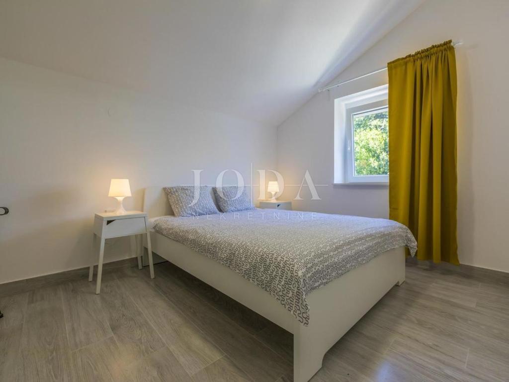 Dramalj, na novo prenovljena hiša s petimi apartmaji in bazenom