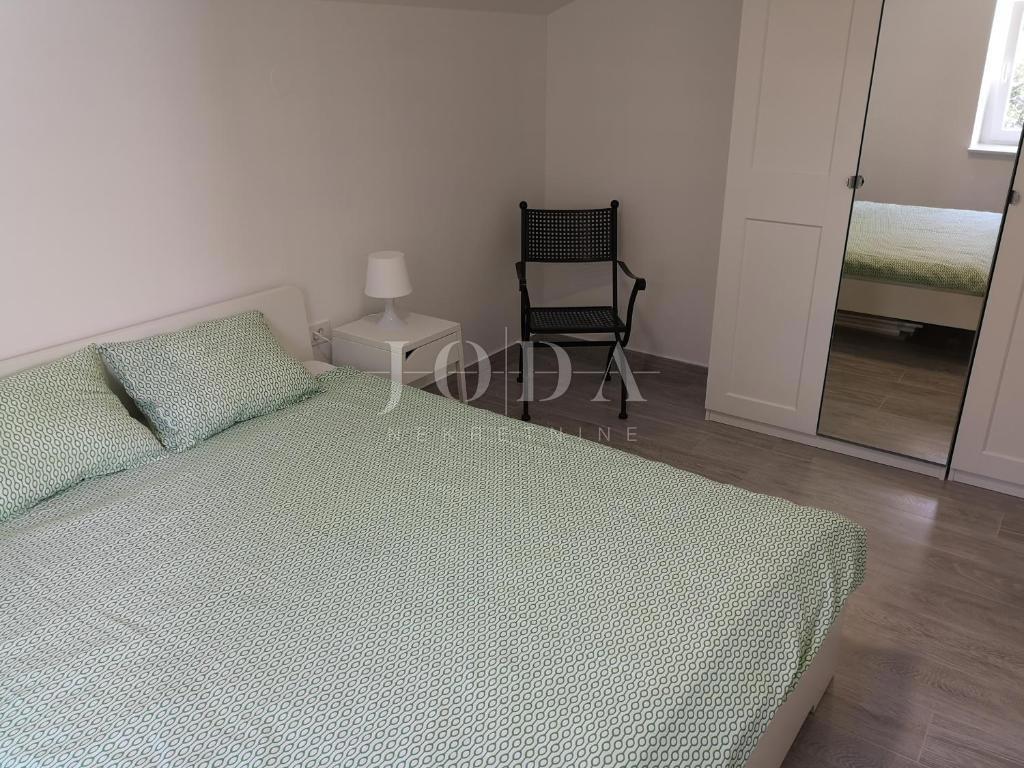 Dramalj, na novo prenovljena hiša s petimi apartmaji in bazenom