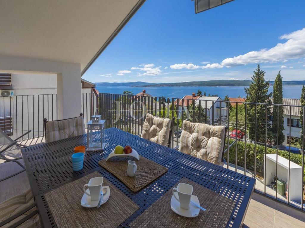 Dramalj, na novo prenovljena hiša s petimi apartmaji in bazenom