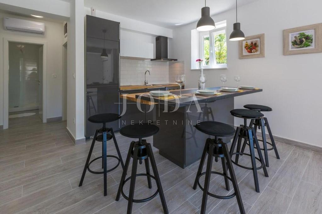 Dramalj, na novo prenovljena hiša s petimi apartmaji in bazenom
