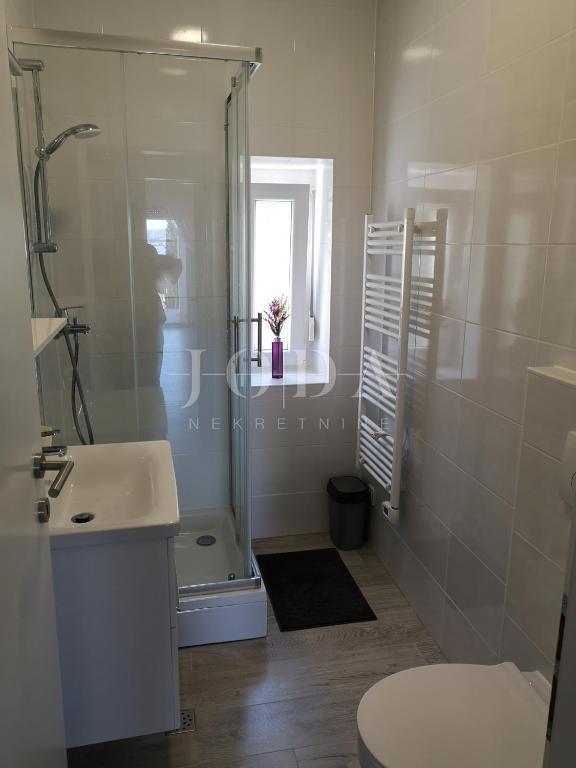 Dramalj, na novo prenovljena hiša s petimi apartmaji in bazenom