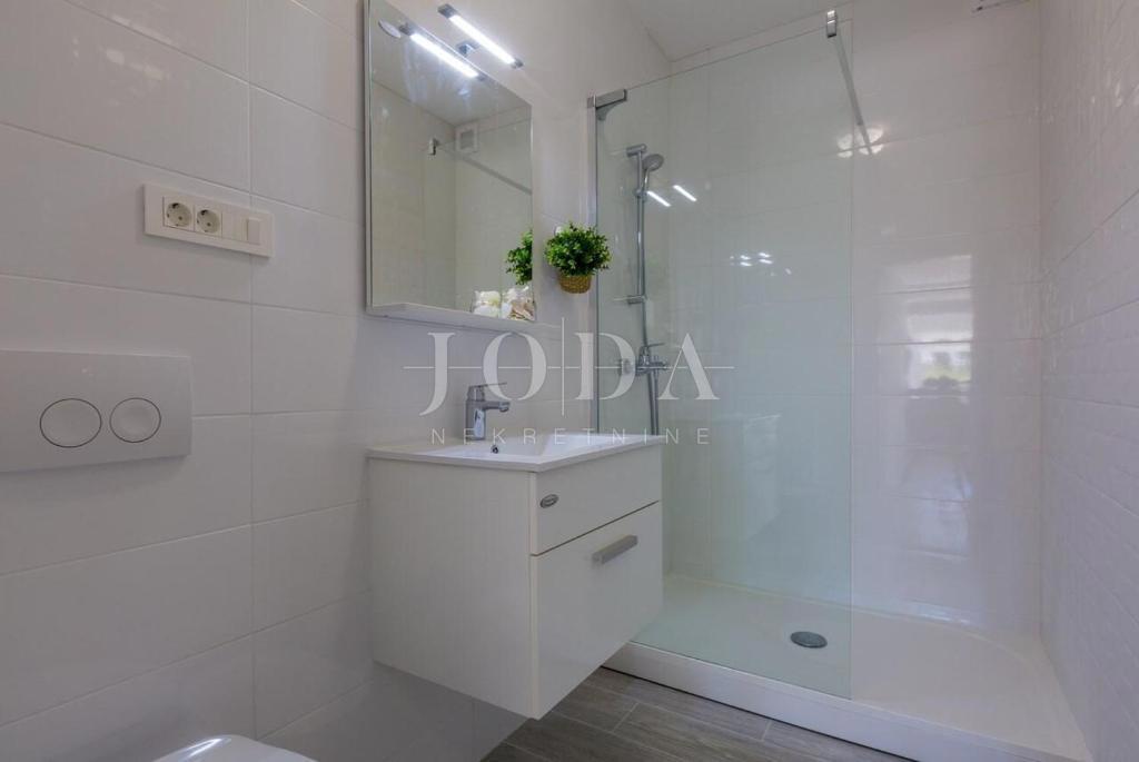 Dramalj, na novo prenovljena hiša s petimi apartmaji in bazenom