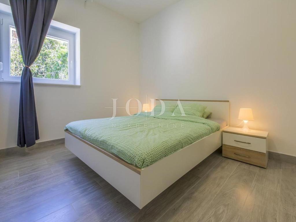 Dramalj, na novo prenovljena hiša s petimi apartmaji in bazenom