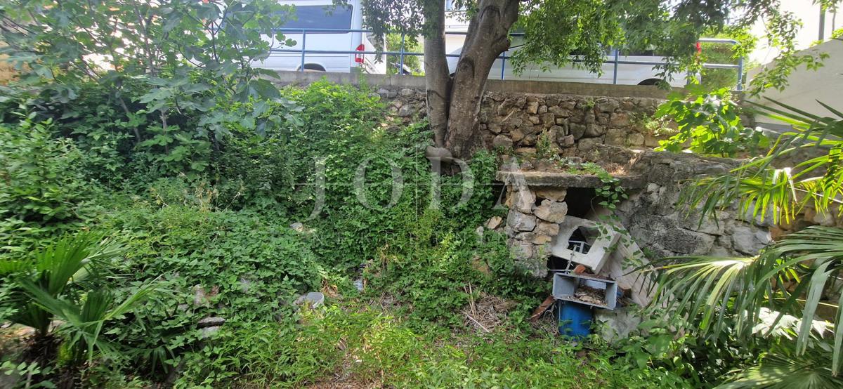 Očarljiva stara hiša na vrhunski lokaciji v Crikvenici - le nekaj korakov stran od peščene plaže in središča mesta