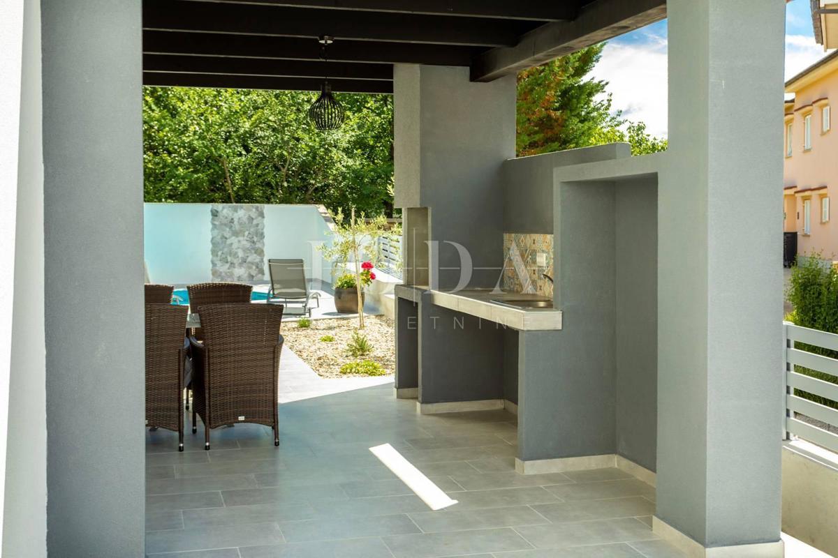 Soline, dvojna kuća s bazenom 100m od mora