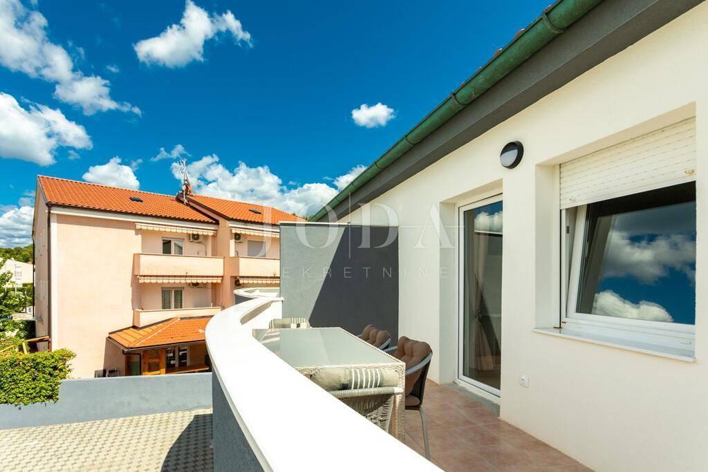 Soline, dvojna kuća s bazenom 100m od mora