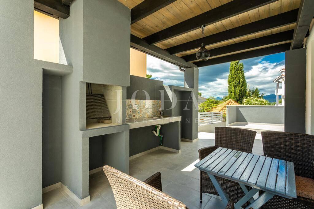 Soline, dvojna kuća s bazenom 100m od mora