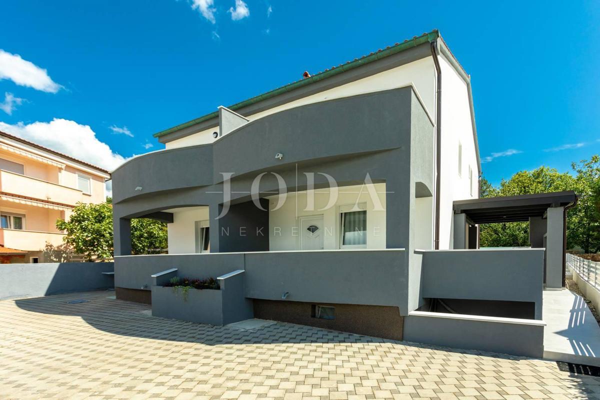 Soline, dvojna kuća s bazenom 100m od mora