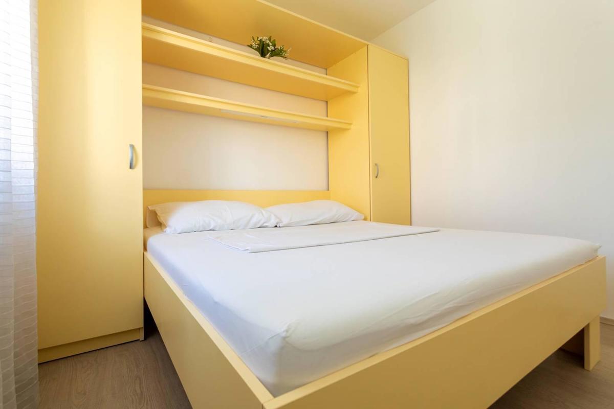 Soline, dvojna kuća s bazenom 100m od mora