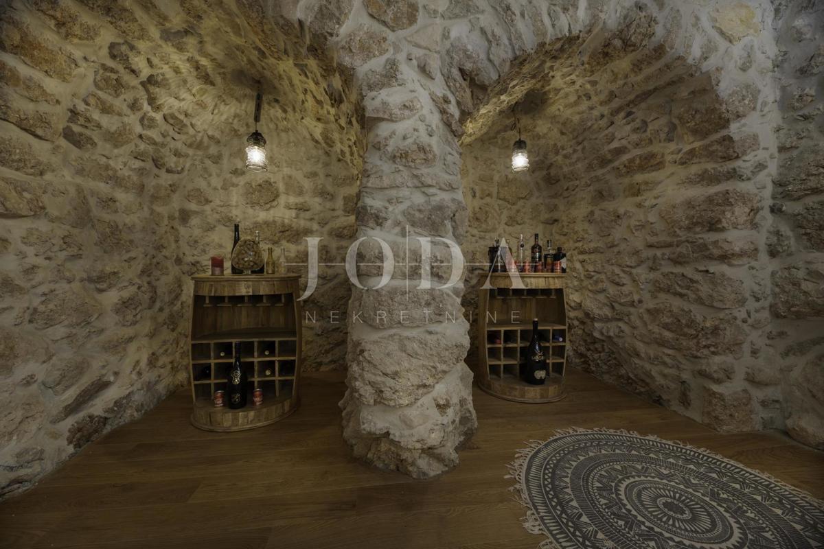 Luksuzna kamnita vila z bazenom, Vrbnik - otok Krk