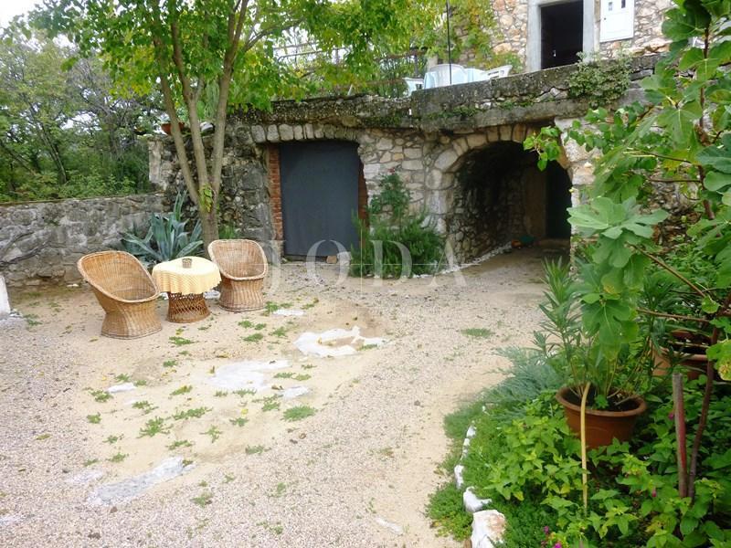 Kamnita hiša dvojček, delno adaptirana