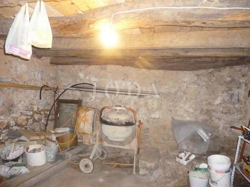 Kamnita hiša dvojček, delno adaptirana