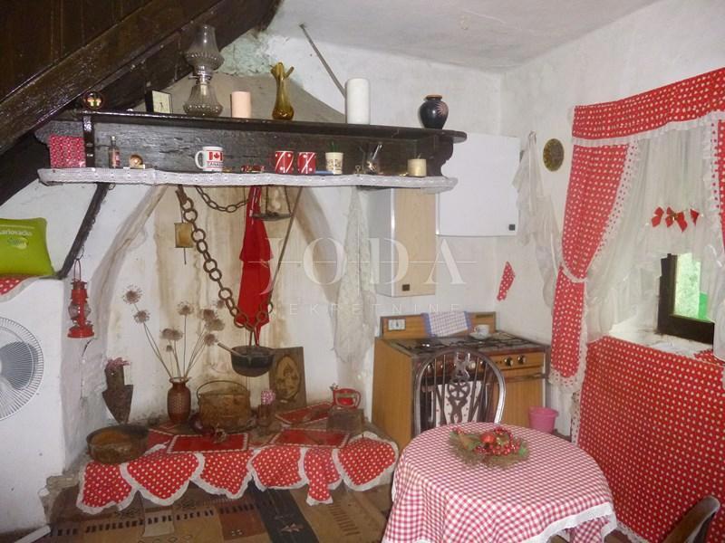 Kamnita hiša dvojček, delno adaptirana