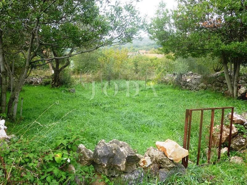 Kamnita hiša dvojček, delno adaptirana