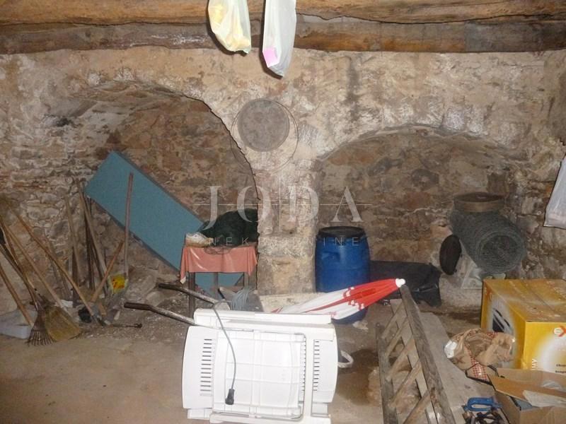 Kamnita hiša dvojček, delno adaptirana