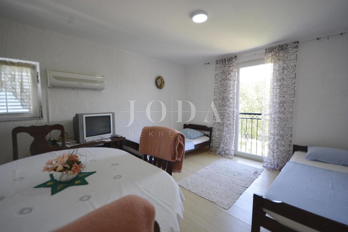 Dvojna kuća sa pet apartmana okružena prirodom