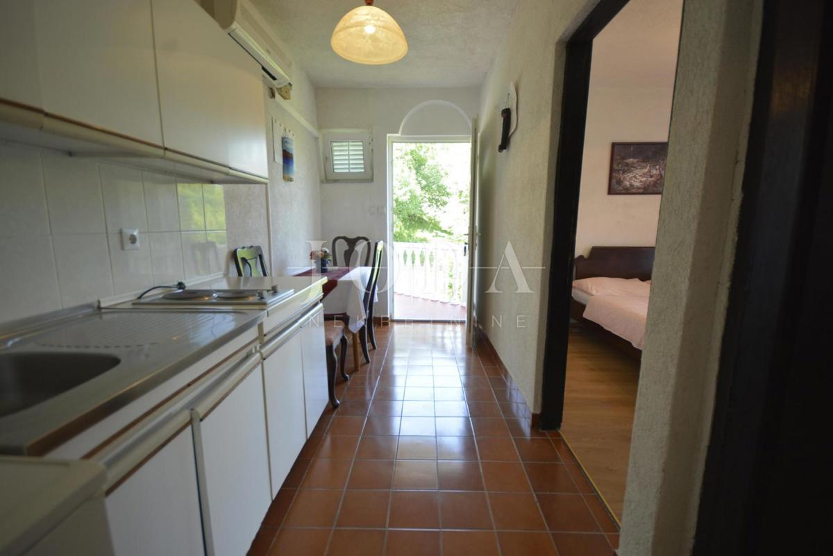 Dvojna kuća sa pet apartmana okružena prirodom