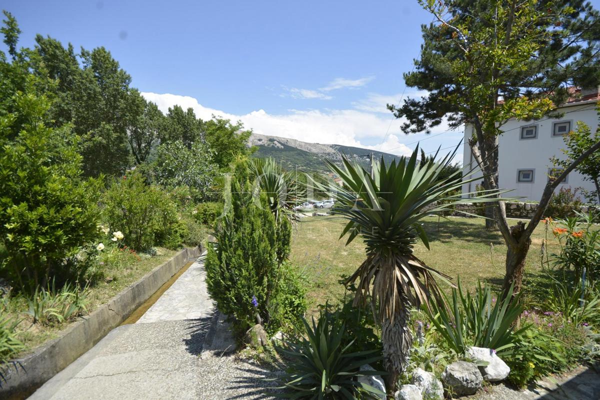Dvojna kuća sa pet apartmana okružena prirodom
