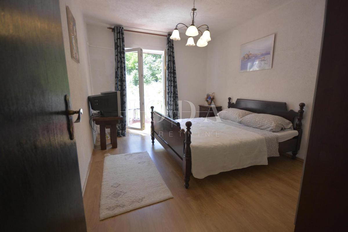 Dvojna kuća sa pet apartmana okružena prirodom