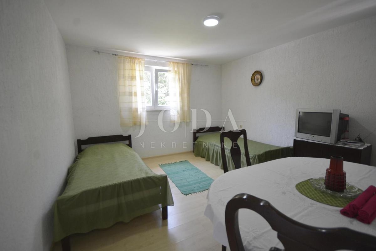 Dvojna kuća sa pet apartmana okružena prirodom