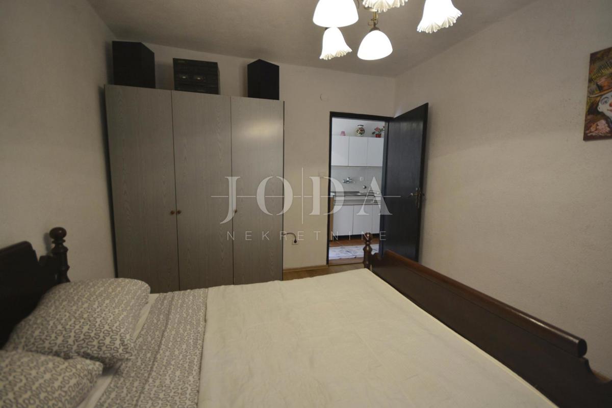 Dvojna kuća sa pet apartmana okružena prirodom