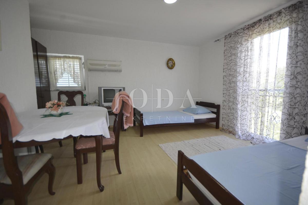 Dvojna kuća sa pet apartmana okružena prirodom