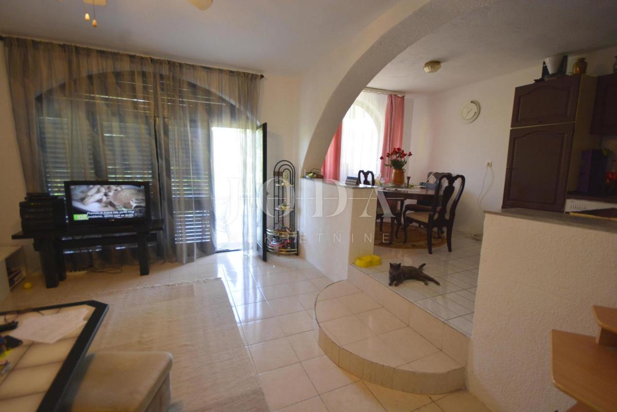 Dvojna kuća sa pet apartmana okružena prirodom