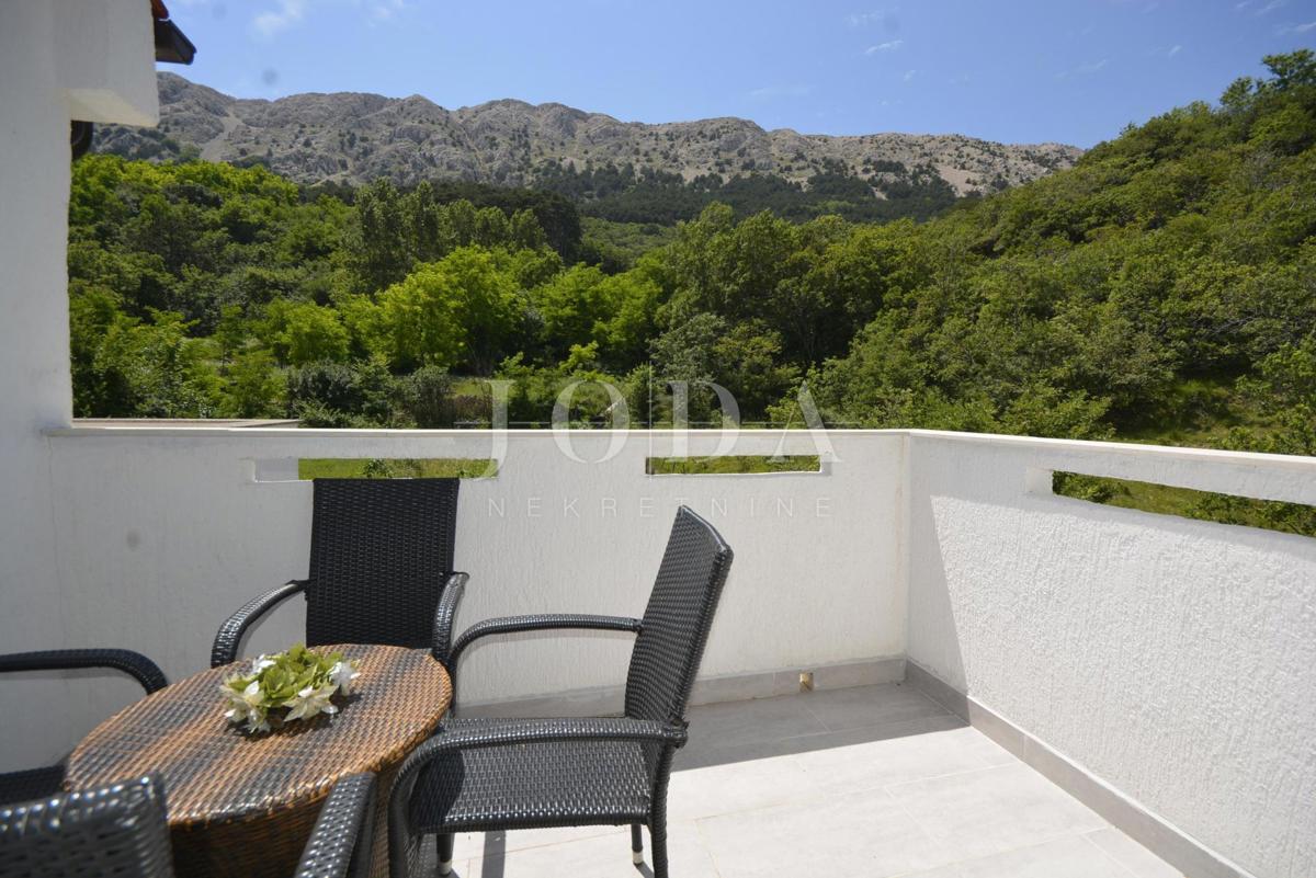 Dvojna kuća sa pet apartmana okružena prirodom