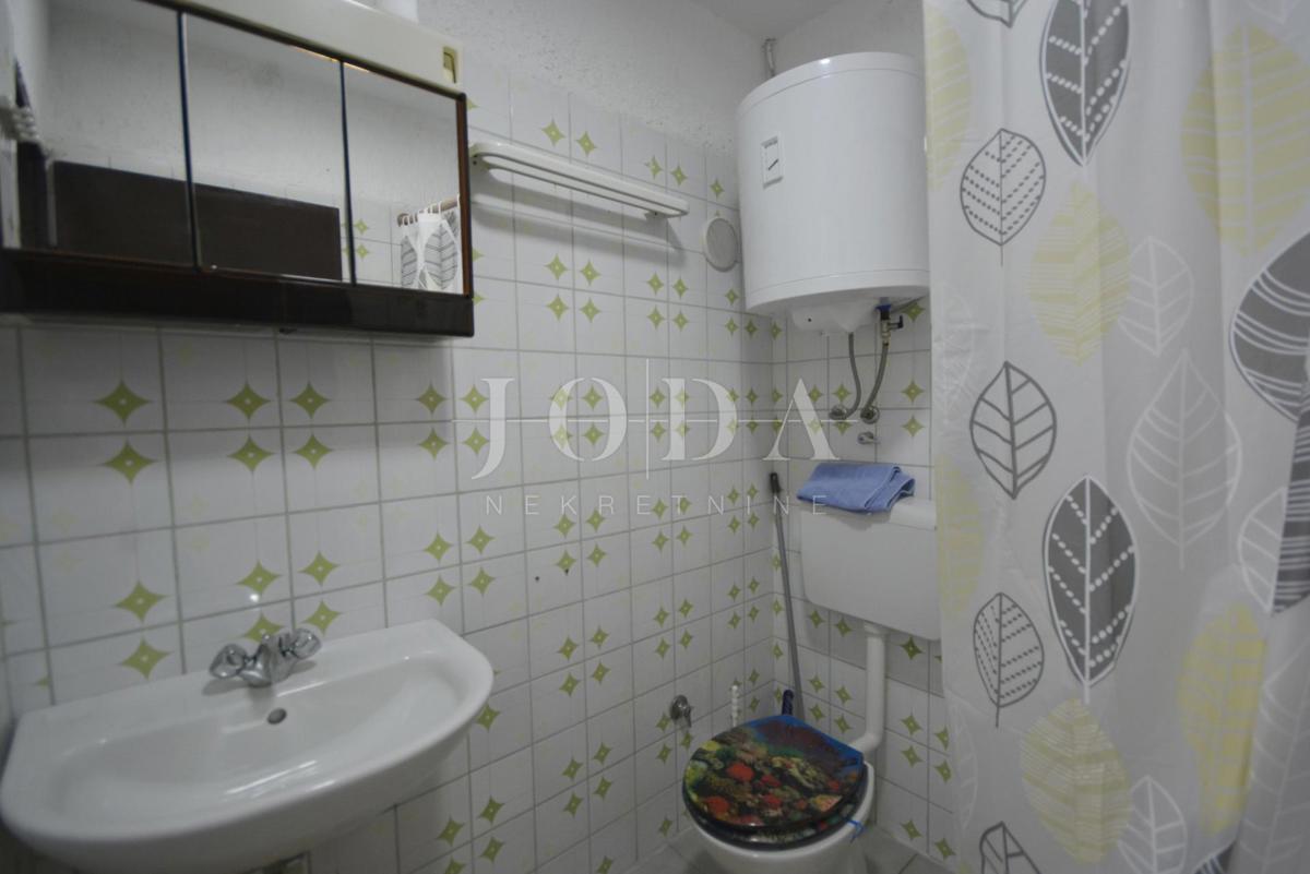 Dvojna kuća sa pet apartmana okružena prirodom