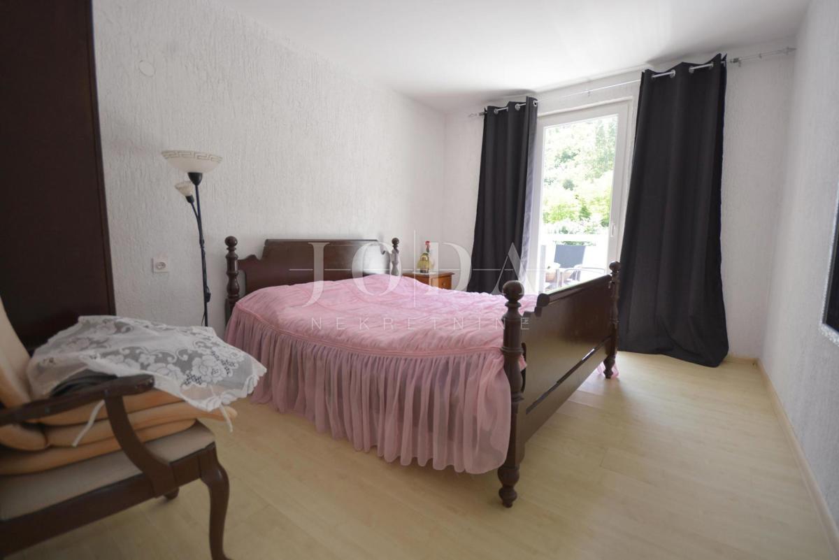 Dvojna kuća sa pet apartmana okružena prirodom