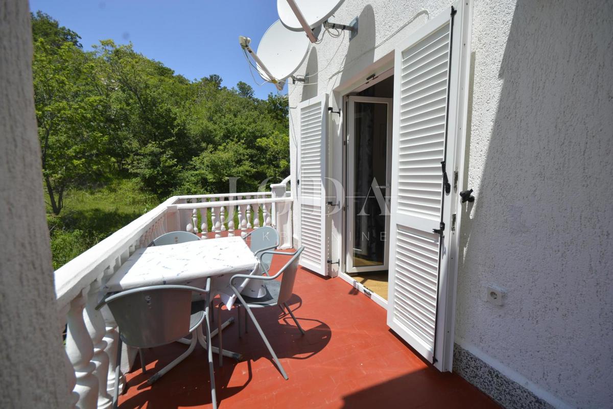 Dvojna kuća sa pet apartmana okružena prirodom