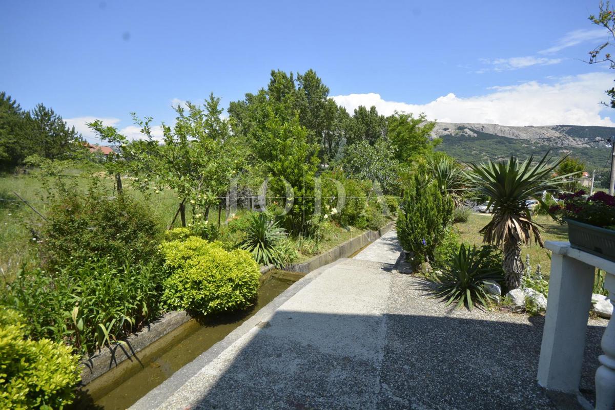 Dvojna kuća sa pet apartmana okružena prirodom