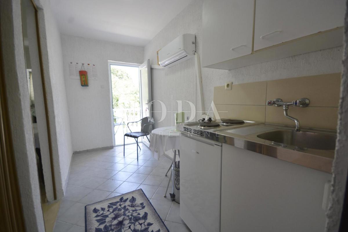 Dvojna kuća sa pet apartmana okružena prirodom