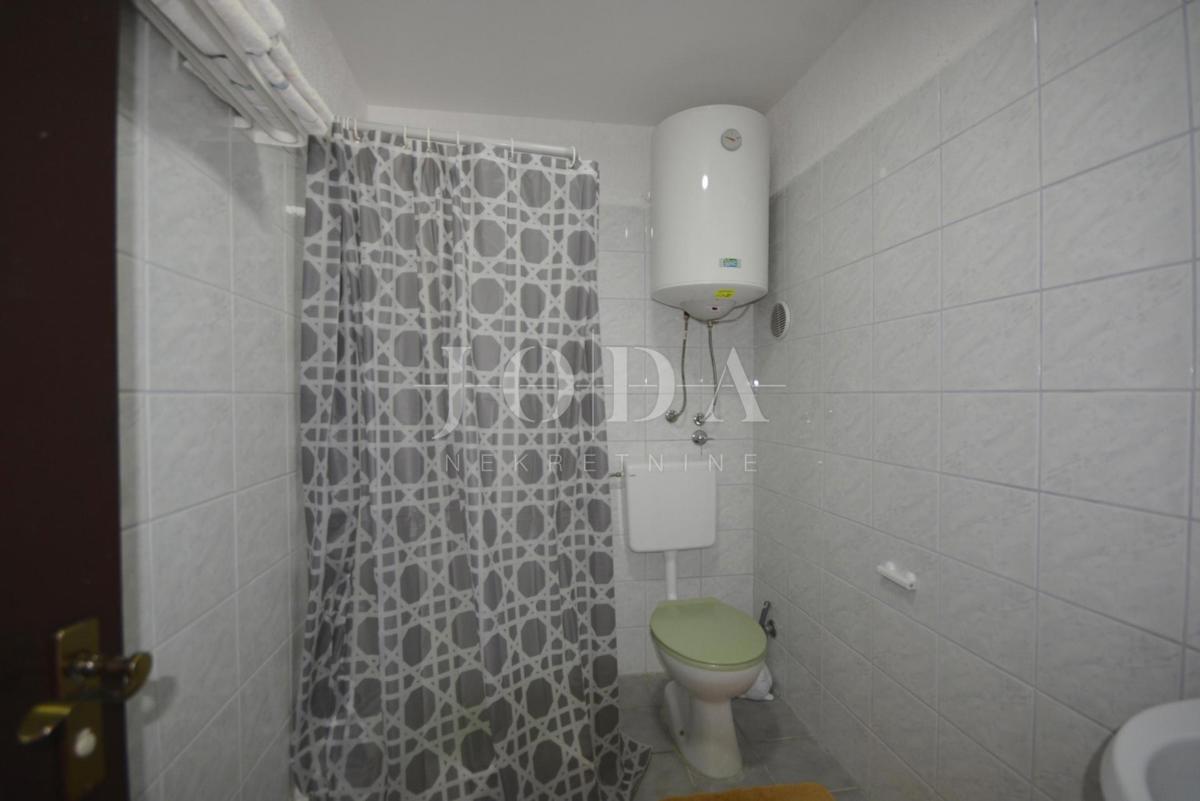 Dvojna kuća sa pet apartmana okružena prirodom