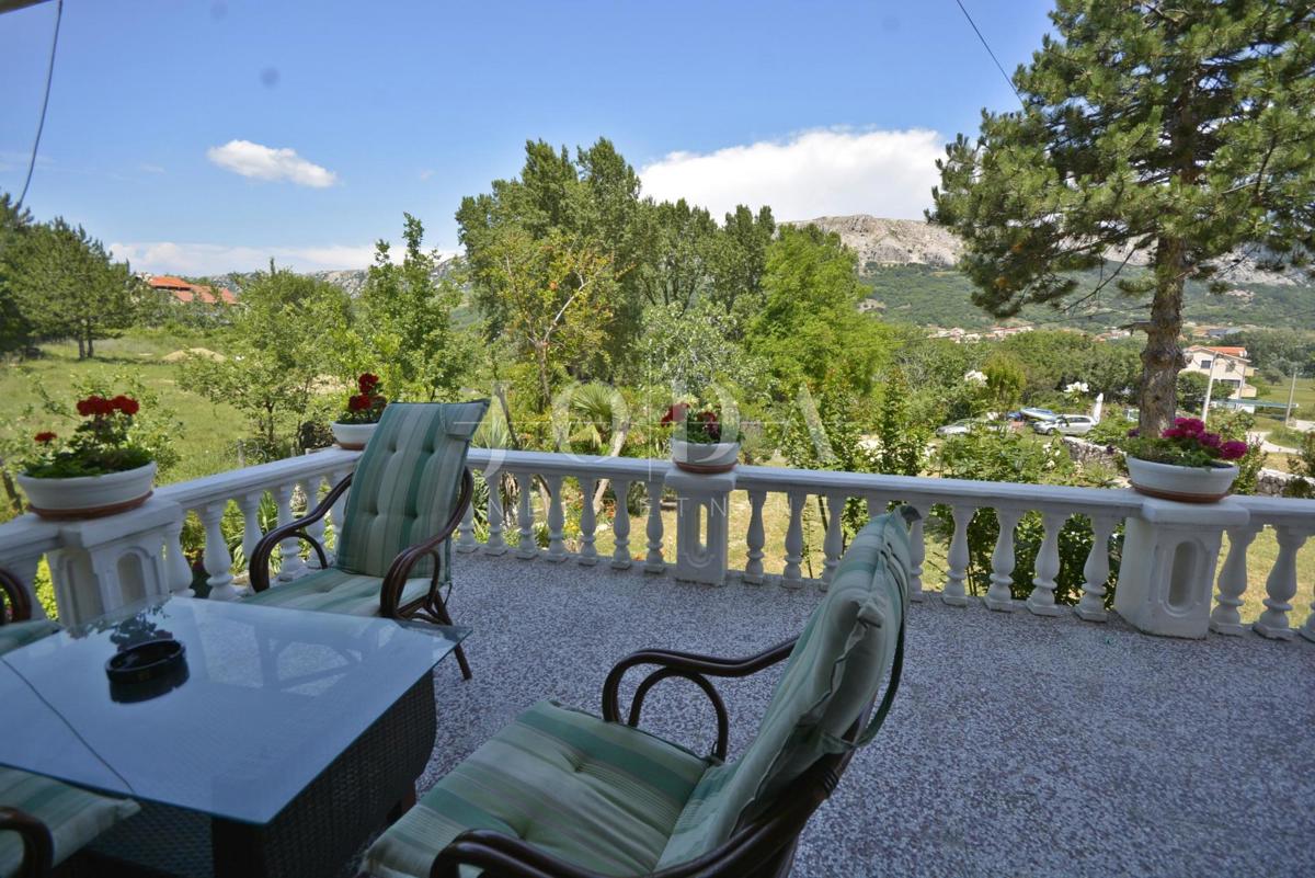 Dvojna kuća sa pet apartmana okružena prirodom