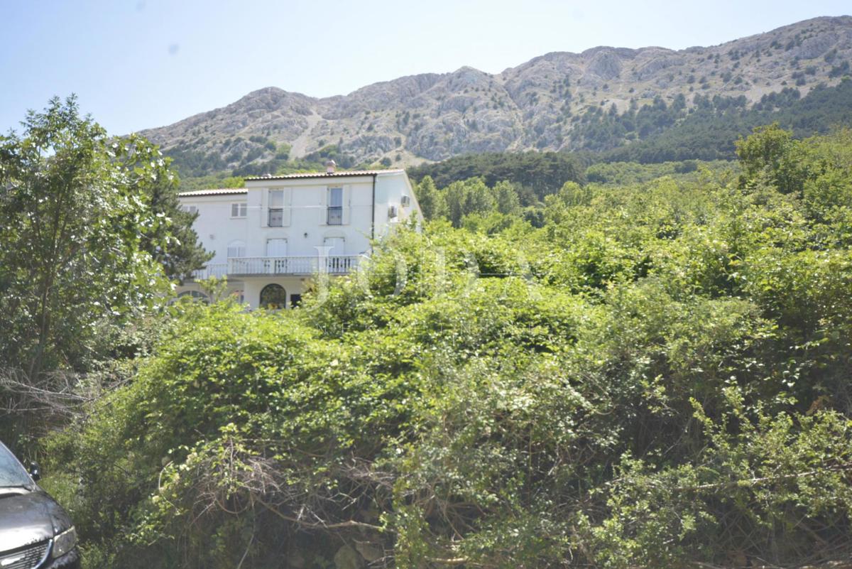 Dvojna kuća sa pet apartmana okružena prirodom