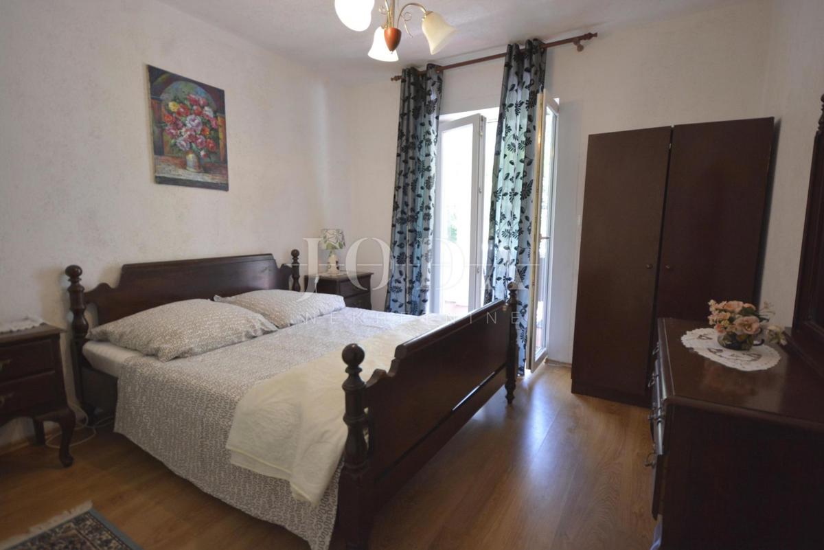Dvojna kuća sa pet apartmana okružena prirodom