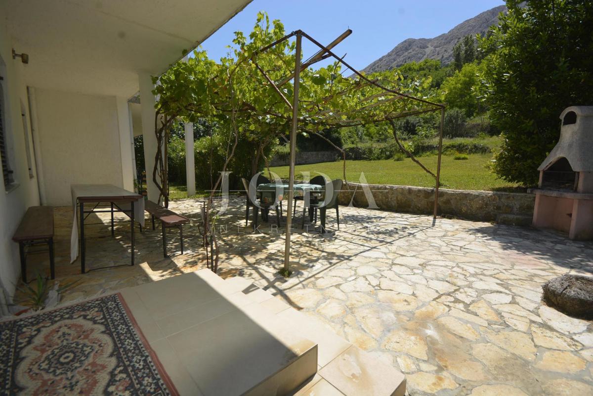 Dvojna kuća sa pet apartmana okružena prirodom