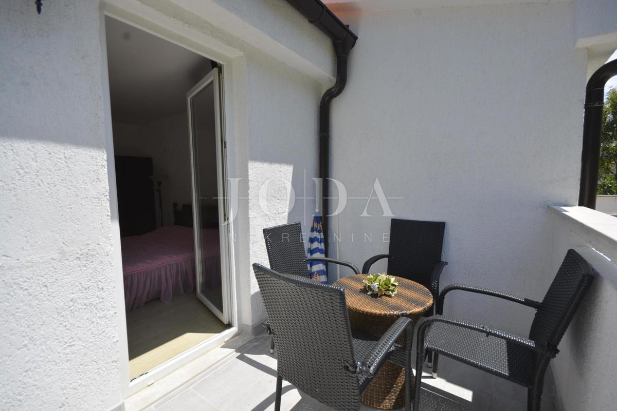 Dvojna kuća sa pet apartmana okružena prirodom