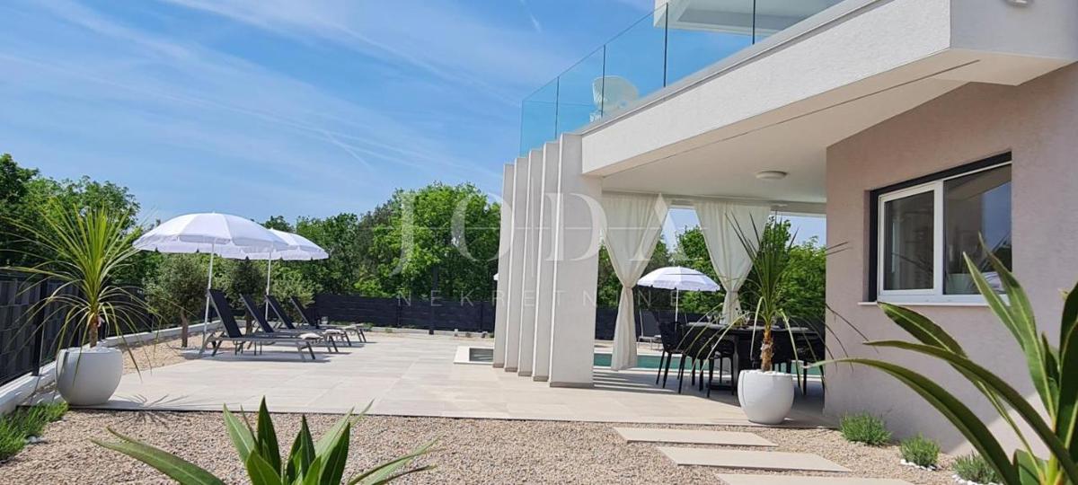 Otok Krk, okolica Vrbnika, moderna novogradnja z bazenom