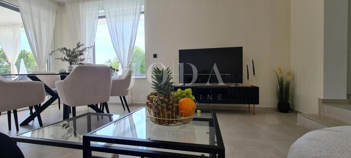 Otok Krk, okolica Vrbnika, moderna novogradnja z bazenom