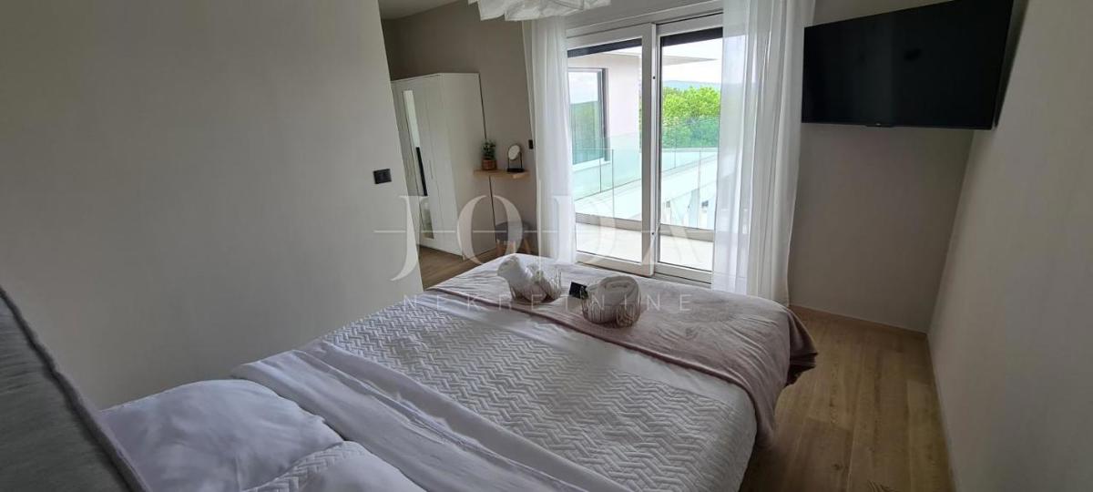 Otok Krk, okolica Vrbnika, moderna novogradnja z bazenom