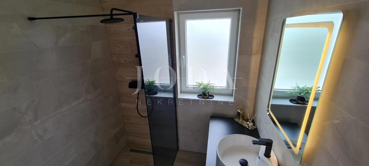 Otok Krk, okolica Vrbnika, moderna novogradnja z bazenom