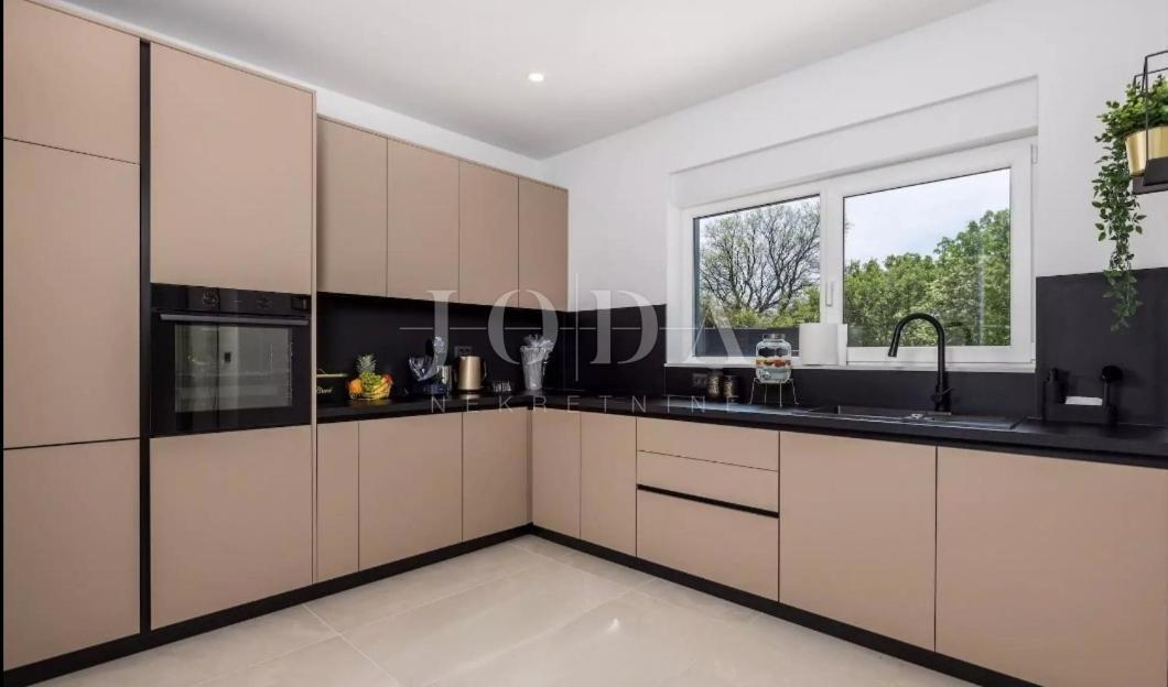 Otok Krk, okolica Vrbnika, moderna novogradnja z bazenom